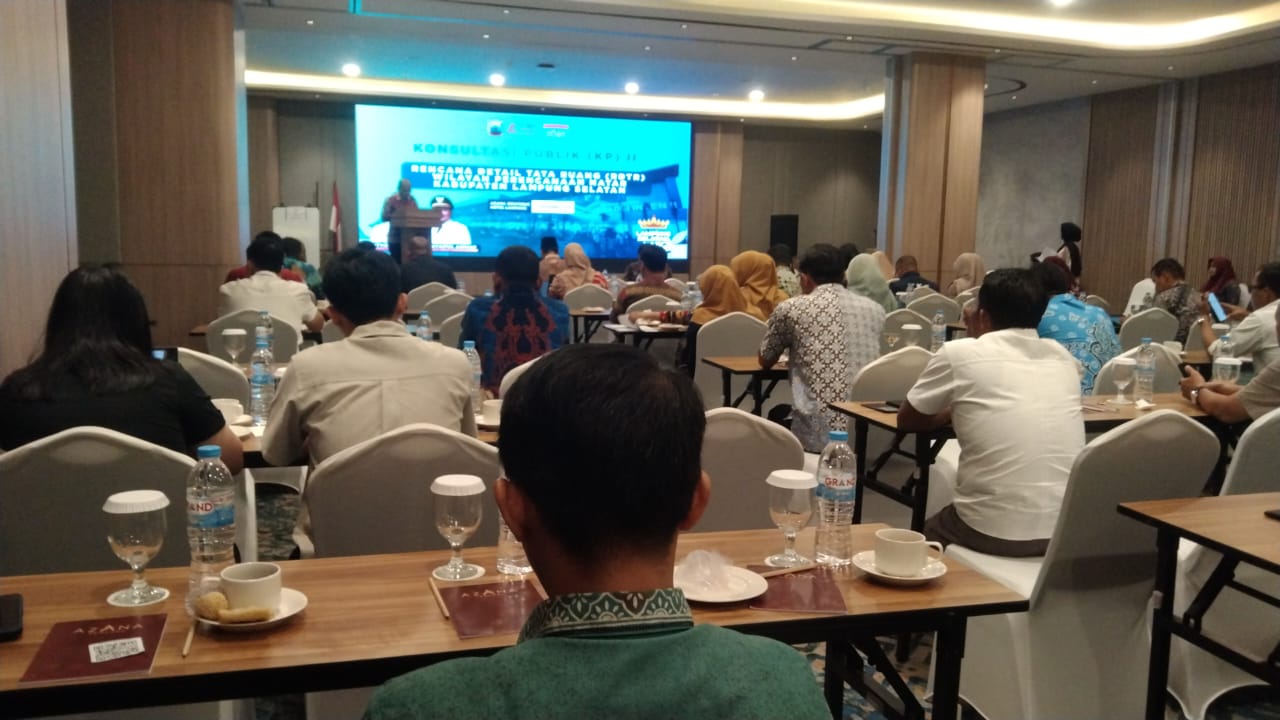 Diskusi dalam sebuah rapat perencanaan tata ruang yang menunjukkan peserta menyimak presentasi